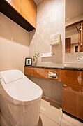 温水洗浄便座、トイレ内手洗い・鏡付き