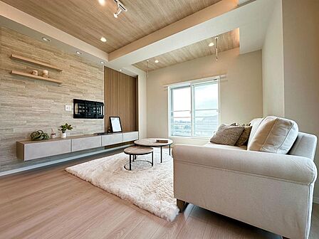 陽当たりの良いリビングは、明るさが心地よい居住空間を作り出します。光に包まれることで、日々の疲れを癒し、ポジティブな気持ちになれる場所です♪