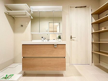 洗面所と浴室には統一感のある素材とデザインを使用しています!シンプルで洗練されたデザインが、一体感をより一層引き立たせています!朝の身支度が楽しくなりそうですね♪