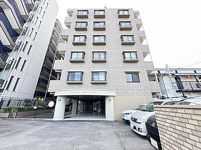 外観：風格あるマンションは、周囲の景観と調和し品位を漂わせています。温かみに包まれた住まいで、心豊かな日々をお過ごしください。