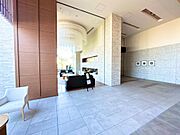 高級感のあるエントランスです！テーブル、椅子もあるためちょっとした打ち合わせやお待ち合わせに便利です！