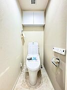 白を基調としたトイレは、清潔感があり明るい雰囲気が特徴です！いつでも気持ちよく利用できる、快適な空間となっております♪便利な収納棚付き！