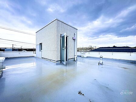 広々としたバルコニーは日当たり良好で、洗濯物がしっかり乾く実用的な空間。テーブルを置けばアウトドアリビングとしても活躍する開放感あふれる屋外スペースです。