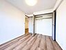 洋室：やわらかな印象のホワイト壁と木目フローリングが心地よい洋室。シンプルで落ち着いた雰囲気は、在宅ワークにも使えるワークスペースとして最適な一室です。
