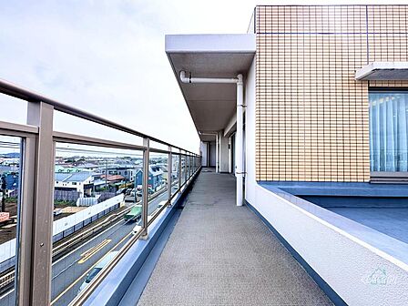 広々としたルーフバルコニーからは抜け群の開放感。青空と街並みを一望でき、晴れた日には遠くの景色まで楽しめる、最上階ならではの特別な屋外空間です。