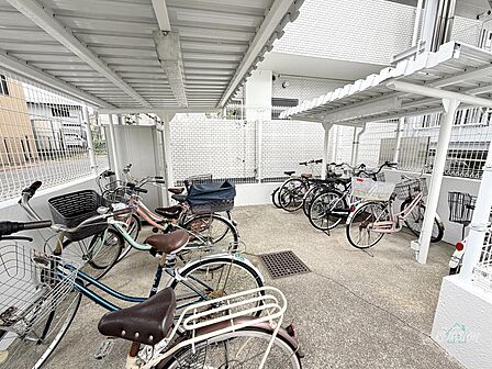 屋根付き駐輪場を完備。雨の日も自転車が濡れる心配がなく、複数台を並べて駐輪できるゆとりある広さが日々の通勤・買い物シーンを快適にサポートしてくれます。
