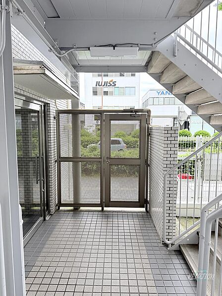 白いタイル張りの共用スペースに、メッシュ扉付きのゲートが設けられた安心感のある外廊下。オートロックと合わせて、毎日の帰宅時も安全に過ごせる環境が整っています。