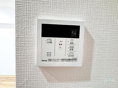 壁掛けタイプのリンナイ製給湯リモコン。追焚・自動湯張り・予約機能を手元で操作でき、毎日のバスタイムを快適にしっかりサポートしてくれます。
