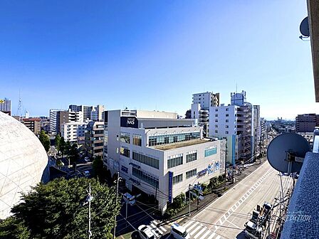 8階部分ならではの高さから見渡す都市景観。晴れた日には青空が一面に広がり、朝のコーヒーを片手にバルコニーで清々しい時間を楽しめる環境です。