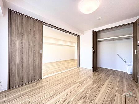 引き戸でリビングと繋がる開放感ある居室。ウォークインタイプのクローゼットで収納力も十分。在宅ワークにも使えるワークスペースとして活躍する、明るく整った空間です。