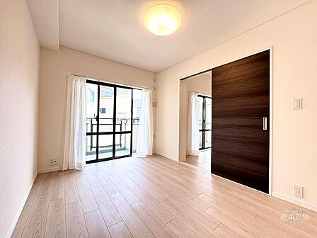リビング横の洋室は、マルチな使い方が可能な空間です。ゲストルーム、書斎、趣味の部屋、子供部屋など、様々な用途に合わせて活用できます。家族の成長やライフスタイルの変化に合わせて、自由に使い分けてください