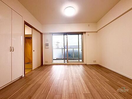 南東向きのリビングは自然光が豊富に入る設計になっており、明るく開放的な雰囲気が特徴です！自然の光を感じながら過ごす時間はなんとも心地よいですね♪