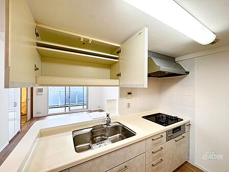 広いキッチンは収納スペースが多く、調理器具や食器、食材などを整理整頓しやすくなります！ぜひ家族や友人と食事作りの時間をお楽しみください♪