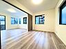 子供部屋：リビング横の洋室は、趣味の部屋や子供部屋等、マルチな使い方が可能な空間です。家族の成長やライフスタイルの変化に合わせて、自由に使い分けることができる点が魅力です。