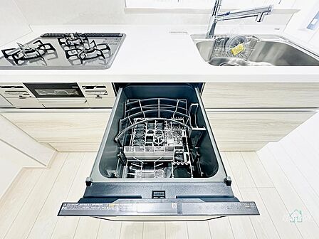 ※同施工会社施工例　食器洗浄乾燥機付きのキッチンは、忙しい日常をサポートし、家族との時間をより豊かにしてくれる心強い味方です。家事の負担を軽減し、贅沢な暮らしを手に入れませんか？