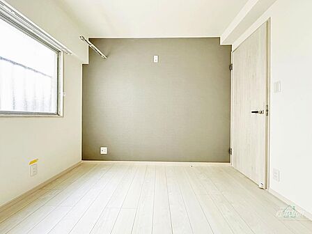 ※同施工会社施工例　洋室にもアクセントクロスを使用しました！アクセントクロスにより部屋の一部を強調することで、視覚的に空間を広く見せる効果があります！