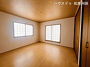 2面に配置された障子窓から、心地よい光がたっぷりと差し込む明るい洋室。フローリング仕様でお手入れがしやすく、大型のクローゼット（収納）も完備。寝室や子ども部屋など、どんな用途にも最適です。