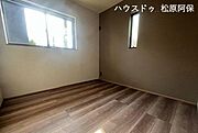 アクセントクロスがお洒落なプライベートルーム。2面採光で風通しも良好