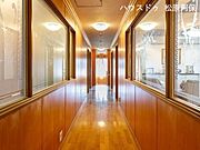 デザインガラスから光が差し込む美しいコリドール。細部にまで意匠を凝らした空間。