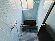 清潔感のあるブルーのタイルが印象的なバスルーム。窓付きで換気効率も良く、カビの発生を抑えて衛生的にお使いいただけます。