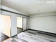 DKと隣接する和室の建具を開放すれば、より広々とした一体感のある空間に。
