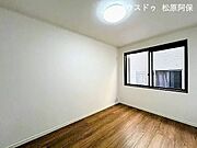 2面採光で明るい2階洋室。温かみのある木目調フローリングが心地よいプライベート空間を演出。