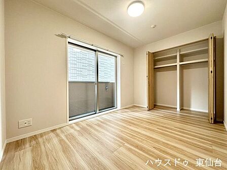 クローゼット付きで日常使いに便利。ワークスペースとしても活用しやすい間取りです。