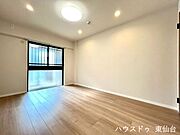 家具の配置がしやすいきれいな形の洋室です♪