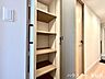 収納：可動式の棚付きで空間を有効に使えます♪