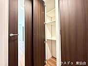 ちょっとした物をさっとしまえる、気の利いた収納スペース