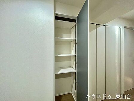 廊下の収納です♪棚を外せば背の高いものも難なくしまえますね♪