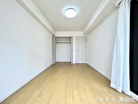 寝室にもワークスペースにも使いやすい整形の広さ。