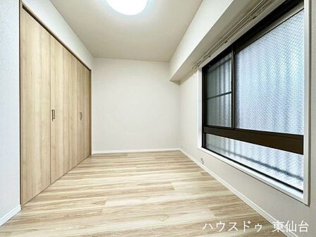 自然光がしっかり入る、気持ちのいい明るさの洋室です。