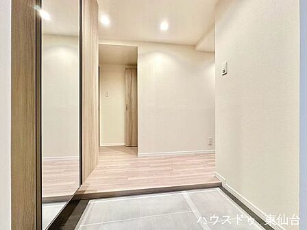 側面には姿見が取り付けてあり、外出前のファッションチェックもできます。