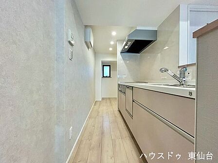 使い勝手の良いシステムキッチンで毎日の料理が快適