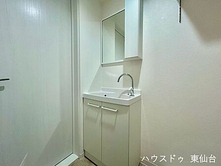 大きなミラー付きの洗面台で、朝の身支度がスムーズ