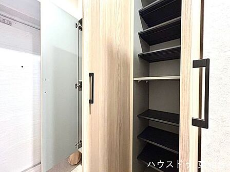 扉付き収納で生活感を隠せるのが嬉しいポイント。