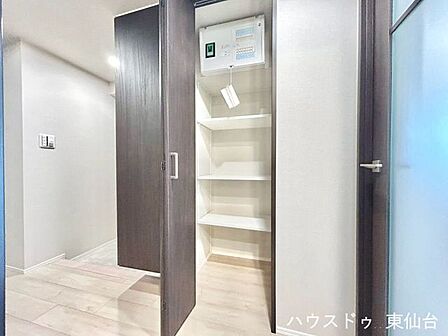 玄関からリビングへの流れに馴染む、隠れた便利ポイント。