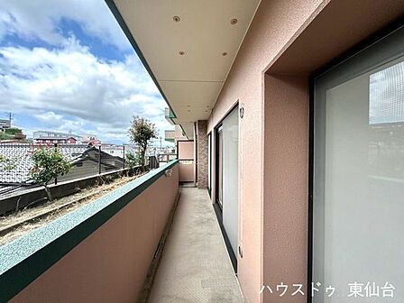 毎日の洗濯がしやすい、明るく使い勝手の良いバルコニーです。