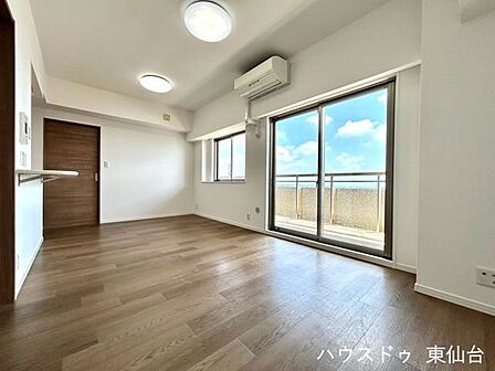 バルコニー面の明るさが心地よく、家具配置もしやすい広さ