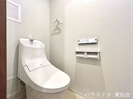 トイレはシンプルなデザインでお掃除もしやすそうです♪