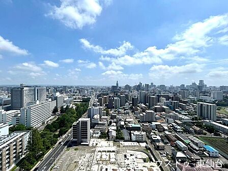大きな窓から明るい光が入り、開放感のある眺めが楽しめます♪