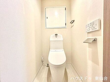 トイレはシンプルなデザインでお掃除もしやすそうです♪