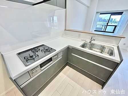 モノの出し入れがしやすいスライド式の収納を採用しています♪3口コンロでメインとおかずとスープが一気に調理できますね♪