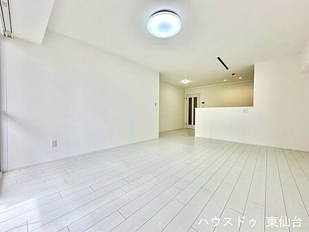 キッチンと一体で使える広さがあり、料理中も家族と会話が弾むレイアウト。