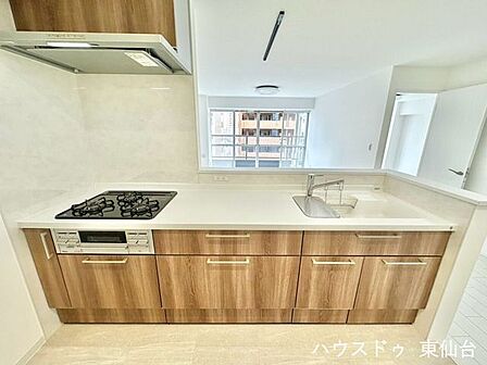 広々システムキッチンで調理スペースがしっかり確保され、料理が楽しくなる。