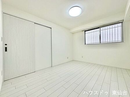 落ち着いた色味の内装で、集中しやすいプライベート空間。
