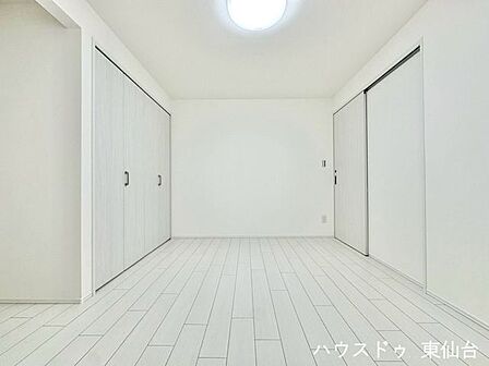 クローゼット付きで収納が確保され、居室を広く使える。