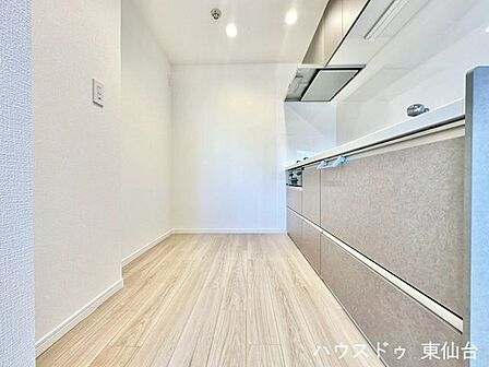 独立気味の配置で調理に集中しやすいレイアウト