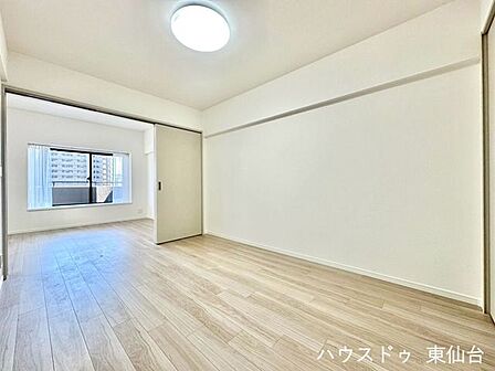 ワークスペースや子ども部屋にも使いやすいシンプルな洋室